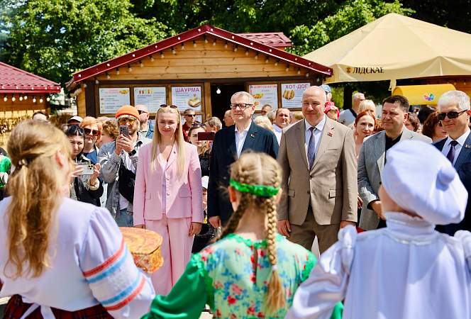Почетные гости XV Республиканского фестиваля национальных культур познакомились с колоритом национальных подворий