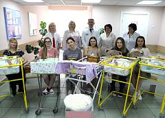 В Гродно многодетным мамам подарили «Бацькаву кашулю» для малышей от партии «Белая Русь»