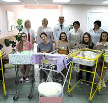 В Гродно многодетным мамам подарили «Бацькаву кашулю» для малышей от партии «Белая Русь»
