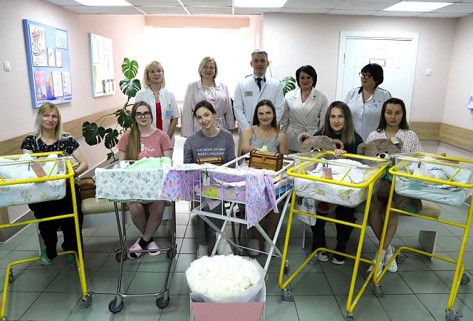 В Гродно многодетным мамам подарили «Бацькаву кашулю» для малышей от партии «Белая Русь»