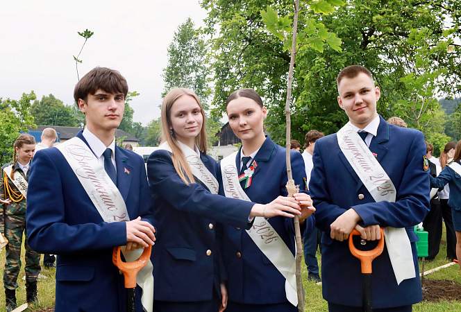 Выпускники гродненских школ и гимназий высадили кленовую аллею в городском парке на Фолюше