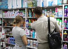 Картофель с наценкой 50%, полугодовая просрочка и продукты с вредным составом. Что нашли на рынках Гродно