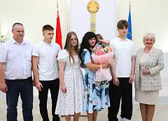 Многодетным мамам Октябрьского района вручили ордена Матери