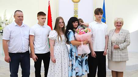 Многодетным мамам Октябрьского района вручили ордена Матери