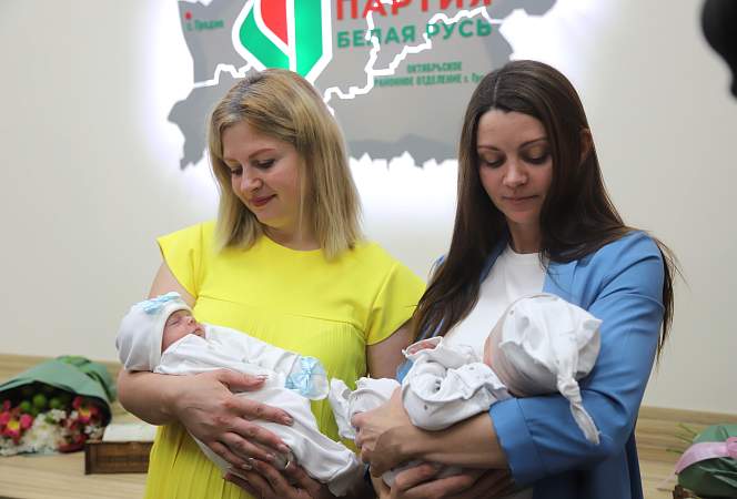 В Гродно трем многодетным семьям вручили «Бацькаву кашулю»