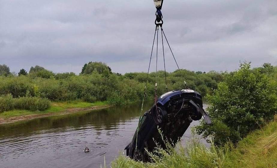 В Новогрудском районе автомобиль с обрыва упал в реку