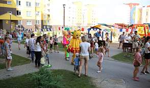 Во дворах Гродно возвращается мода на «класики» и уличный футбол