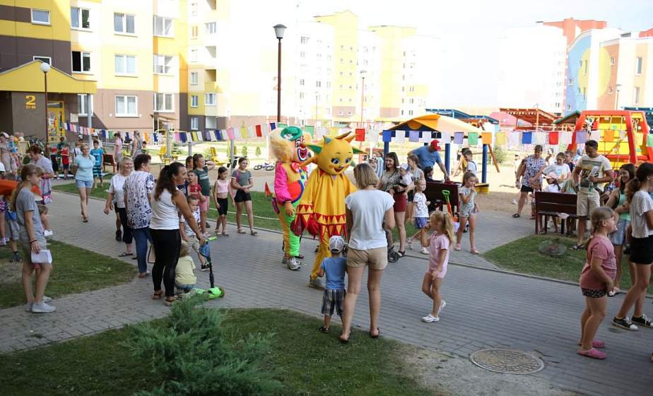Во дворах Гродно возвращается мода на «класики» и уличный футбол