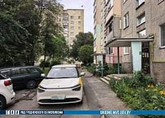 В одном из дворов Гродно легковушка наехала на пенсионерку