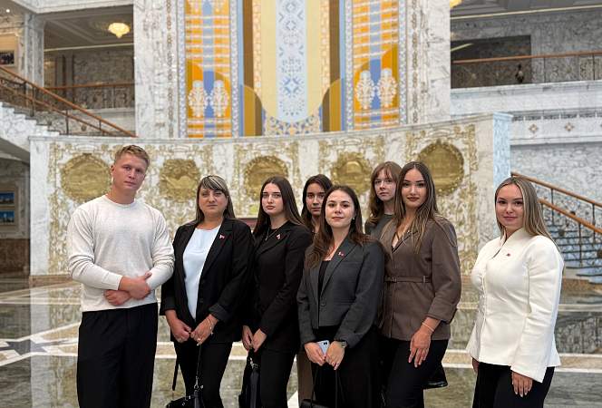 Сотрудники газеты «Гродзенская праўда» и телеканала «Гродно Плюс» побывали на экскурсии во Дворце Независимости