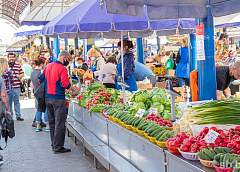 Как безопасно покупать продукты на уличных рынках летом