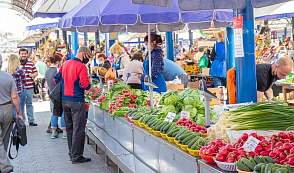 Как безопасно покупать продукты на уличных рынках летом
