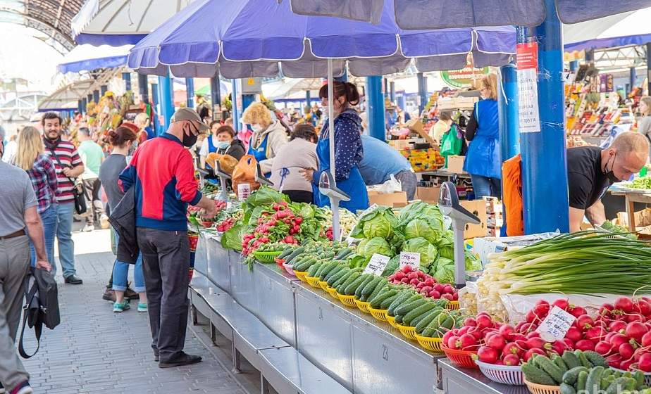 Как безопасно покупать продукты на уличных рынках летом