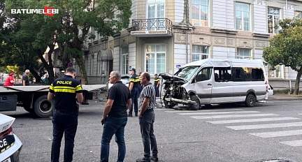Микроавтобус с туристами из Беларуси попал в ДТП в Батуми
