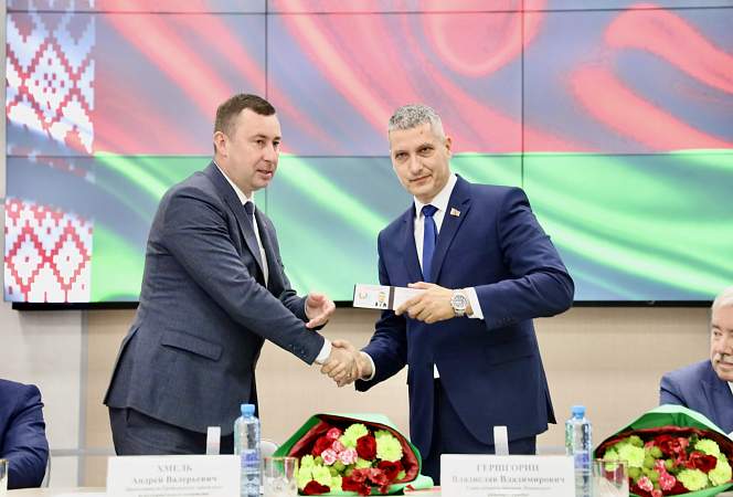 Андрей Хмель представил активу администрации Ленинского района города Гродно нового главу