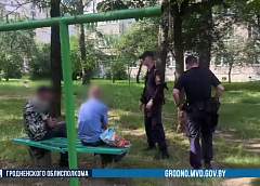 В Гродно мужчин наказали за распитие алкоголя во дворе дома