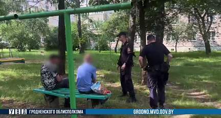 В Гродно мужчин наказали за распитие алкоголя во дворе дома