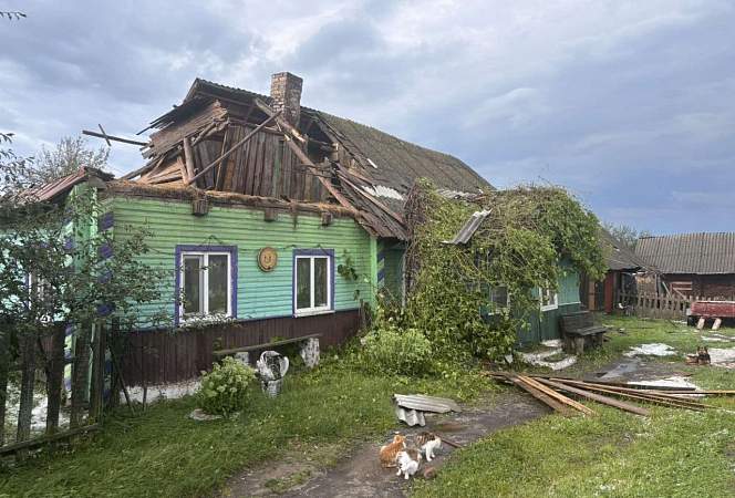 Сильный ветер сорвал крыши с домов в Вороновском районе