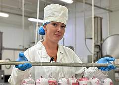 Ветврач Дарья Броско обеспечивает качество продукции на Скидельской птицефабрике