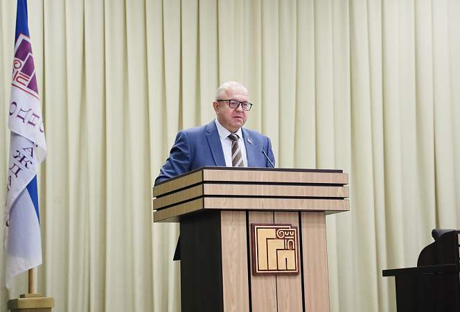 Неудобные вопросы, книги в подарок и разговор без купюр. В Гродно прошла встреча с министром информации Дмитрием Жуком