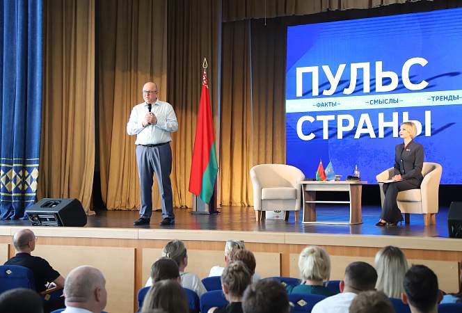 Суверенное общество, нейросети и воспитание детей. Министр информации Дмитрий Жук пообщался с гродненцами