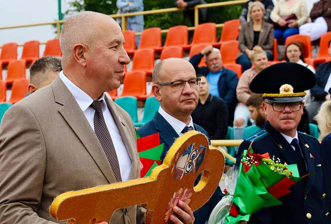 Юрий Караев поздравил школьников Большой Берестовицы с началом учебного года