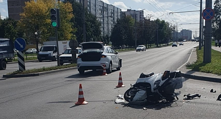 В Гродно на улице Дзержинского столкнулись Geely и мотоцикл
