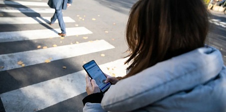 Смотришь в телефон на «зебре»? Тебя снимает скрытая камера ГАИ