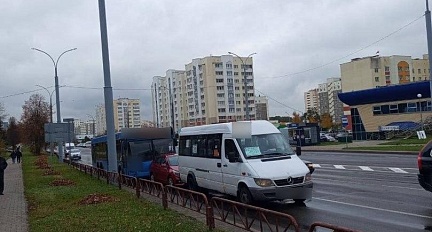 В Гродно на перекрестке столкнулись маршрутка, легковушка и автобус