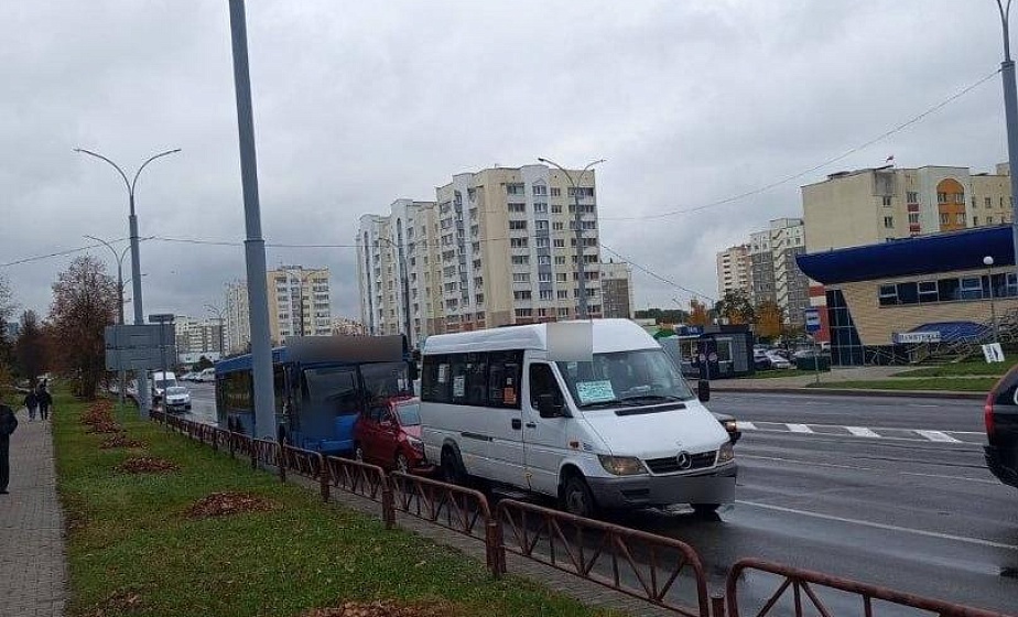 В Гродно на перекрестке столкнулись маршрутка, легковушка и автобус