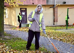 В Гродно на уборку опавшей листвы вышли сотни студотрядовцев