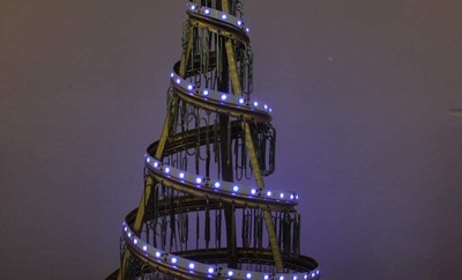 Елка из смартфонов?