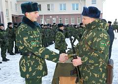 В Гродненской пограничной группе прошел воинский ритуал – вручение оружия новому пополнению