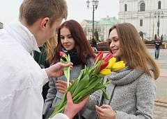 На центральной площади Гродно молодые люди дарили цветы незнакомкам