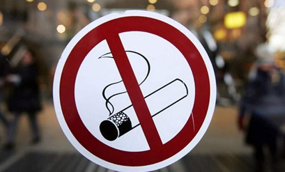 В Беларуси планируется полностью запретить курение на остановках и детских площадках
