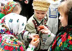 Самая большая открытка и муравейник к чаю: в поселке Сопоцкин прошел праздник писанки 