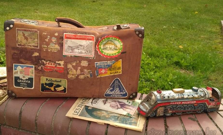 Чемодан путешественника и столетние куклы: «Скарабей» вновь демонстрировал раритеты в центре Гродно 