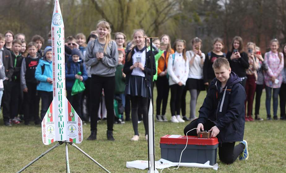 Гродненские школьники отметили День космонавтики пуском моделей ракет и космических кораблей