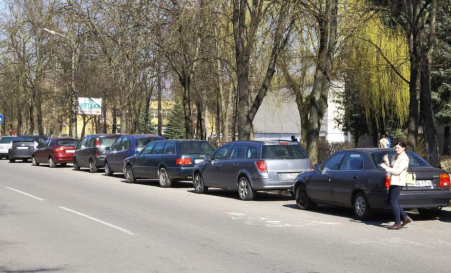 Парковки возле  лечебных учреждений города  нужно расширять. Как это сделать?