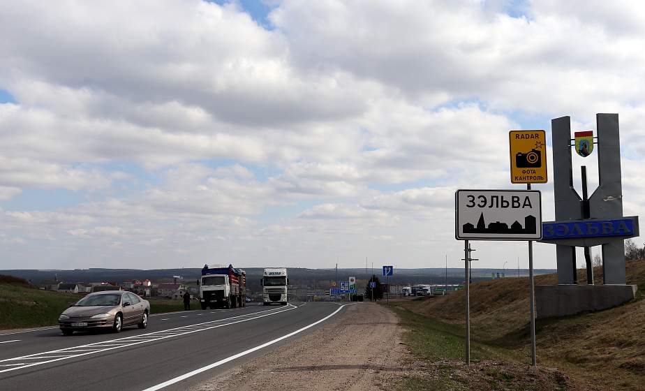 Дорожники в Зельве учились противостоять паводкам