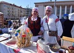 Пасхальные сувениры, вербы и роспись яиц: ярмарка ремесленников прошла в центре Гродно