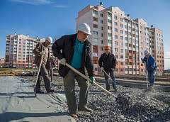 Футбольное поле у новой школы. В Гродно сотрудники  горисполкома в день субботника трудятся  на строительстве  СШ №41