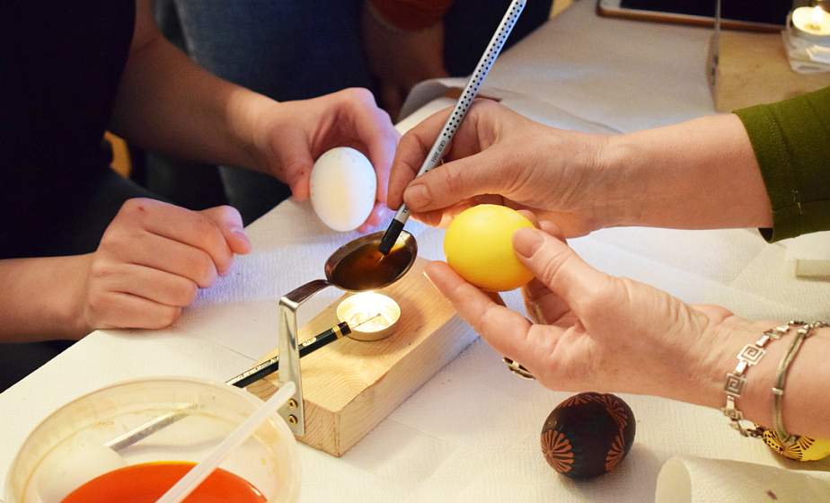Писанки, вытинанки и райские сады: пасхальную выставку белорусских и литовских мастеров открыли в Гродно 
