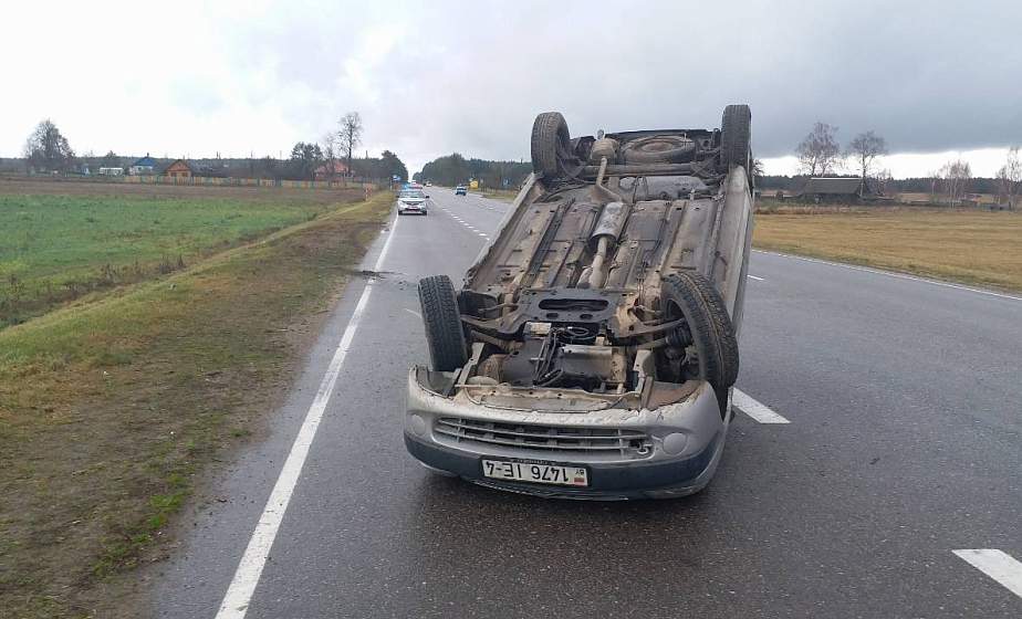 Лег на крышу. В Лидском районе водитель "Ситроена", уходя от столкновения, не удержал автомобиль на проезжей части
