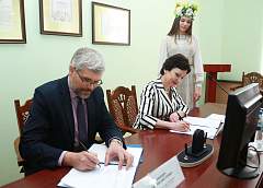 Падрыхтоўка сумесных выданняў і студэнцкія абмены У ГрДУ імя Янкі Купалы падпісалі дагавор аб супрацоўніцтве з Інстытутам гісторыі НАН
