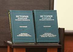 ГрДУ імя Янкі Купалы стаў першай ВНУ, дзе прэзентавалі ўнікальную гістарычную манаграфію, прысвечаную беларускай дзяржаўнасці