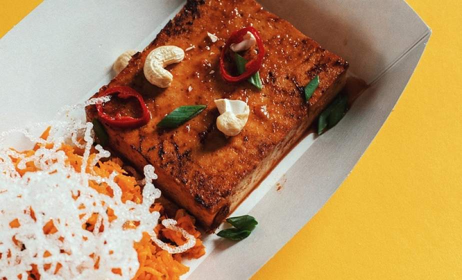 Клубника с говядиной, тако и поке. Что "вкусного" готовит  Vulitsa Ezha в Гродно 