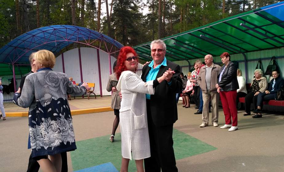 Падеспань, танго и свой диджей. В Пышках пожилые гродненцы открыли летний танцевальный сезон 