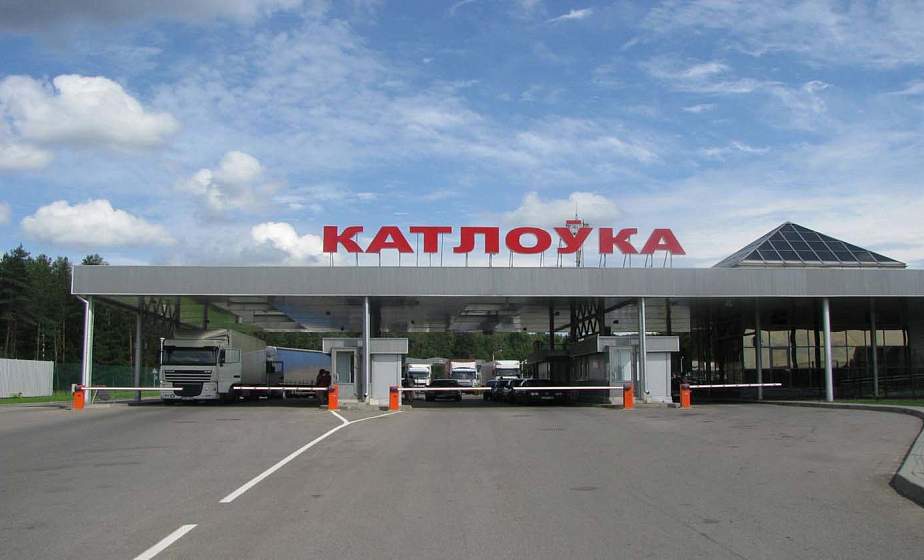 Более полутысячи легковых автомобилей ожидают очереди на выезд в Литву
