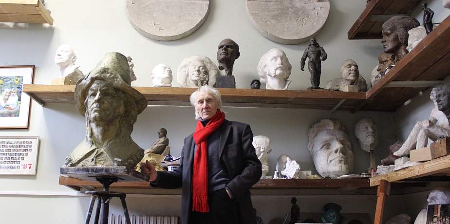 Чтобы руки были в глине, а в голове постоянно была идея. Когда есть идея, она заставит работать